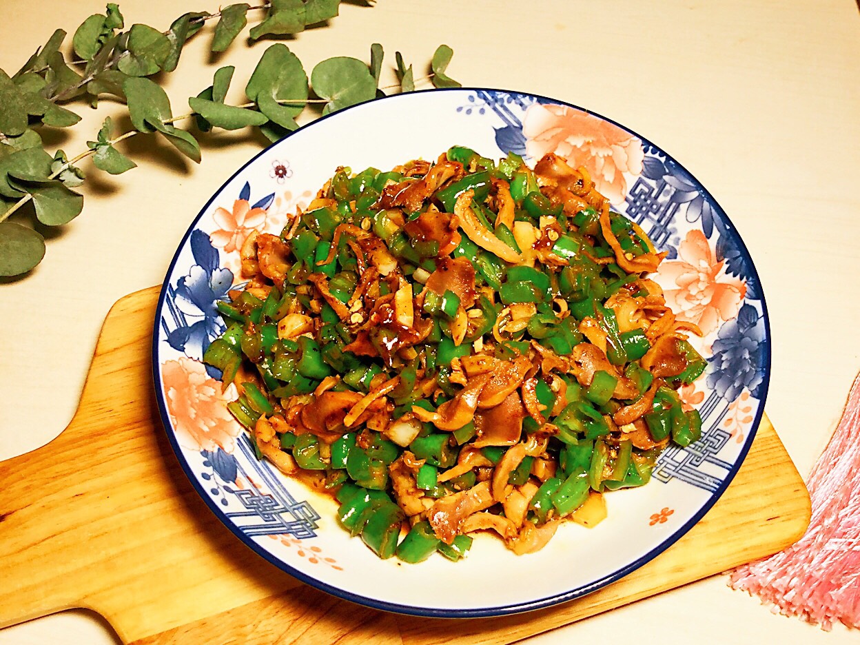 辣的朋友来说,又到了逛菜场就控制不住的时候了,螺丝辣椒,线椒,杭椒