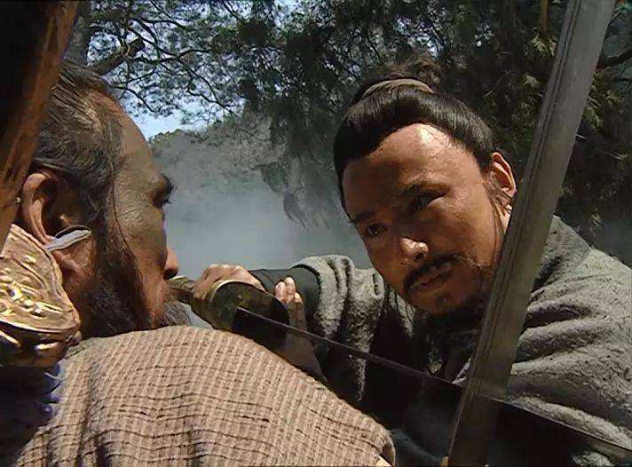 水浒传中杨志两次逃跑一次自首的经历说明了什么