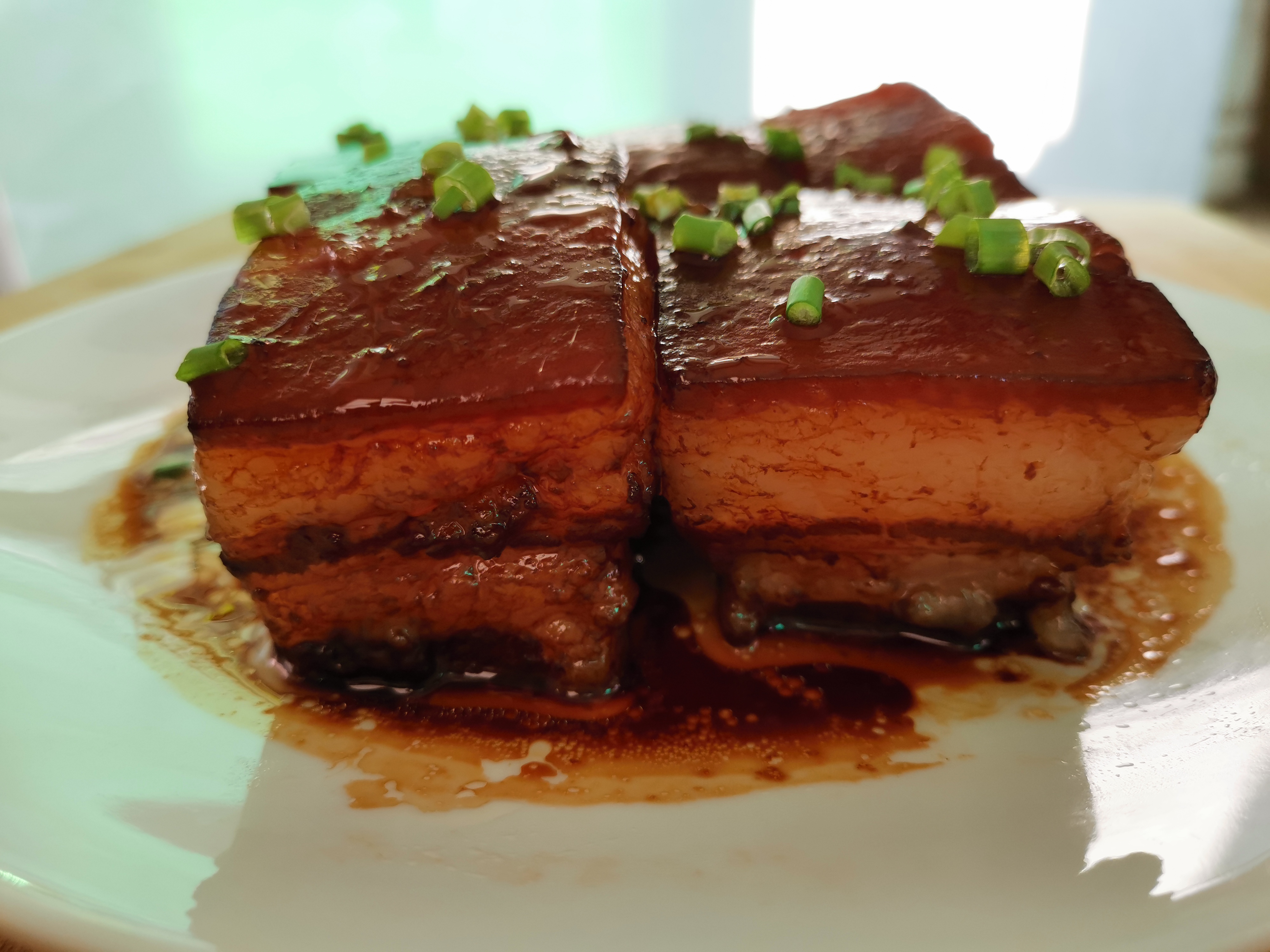 正宗的东坡肉只需要加三种调料软糯不腻入口即化吃不够