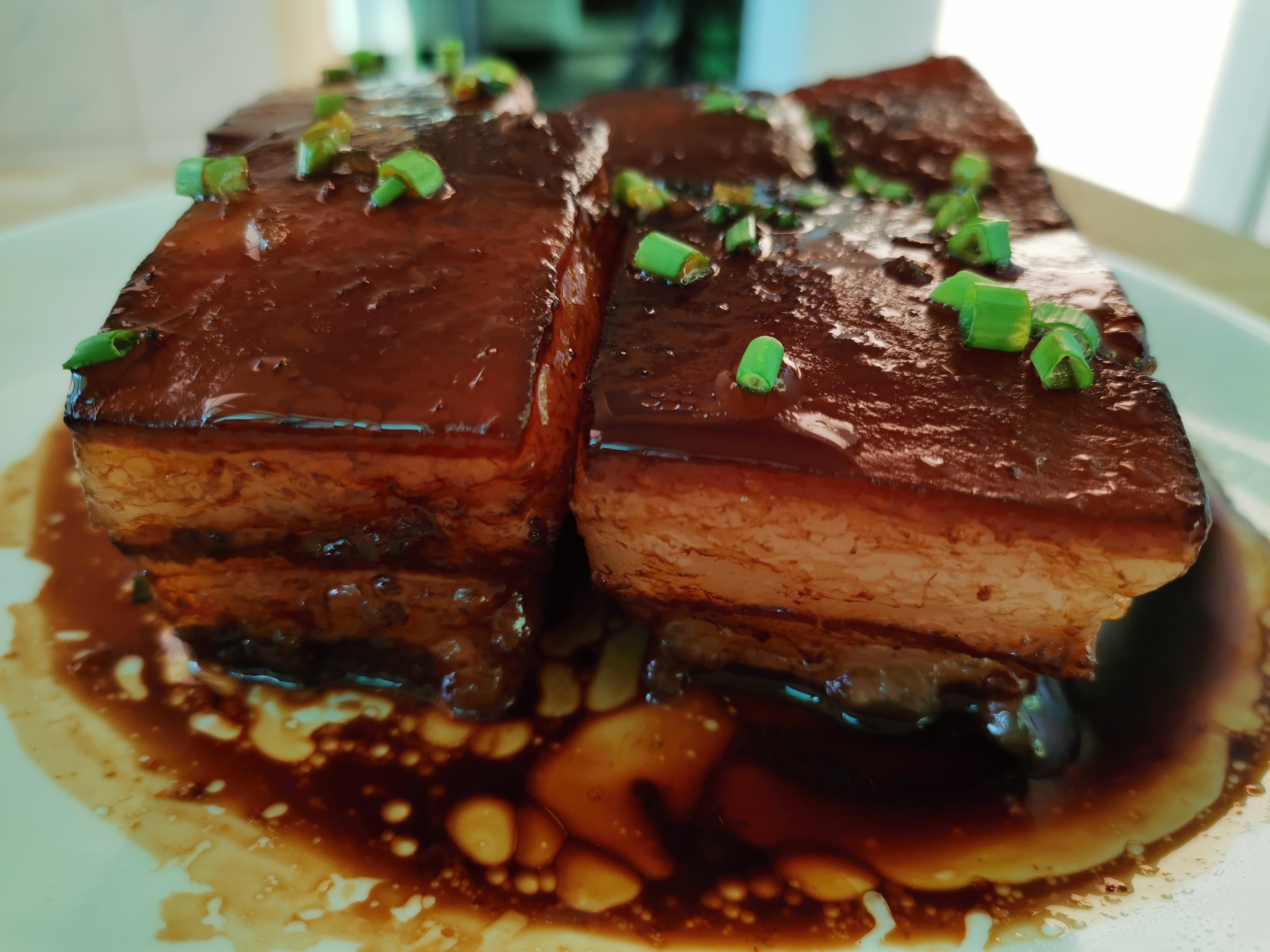 正宗的东坡肉只需要加三种调料软糯不腻入口即化吃不够