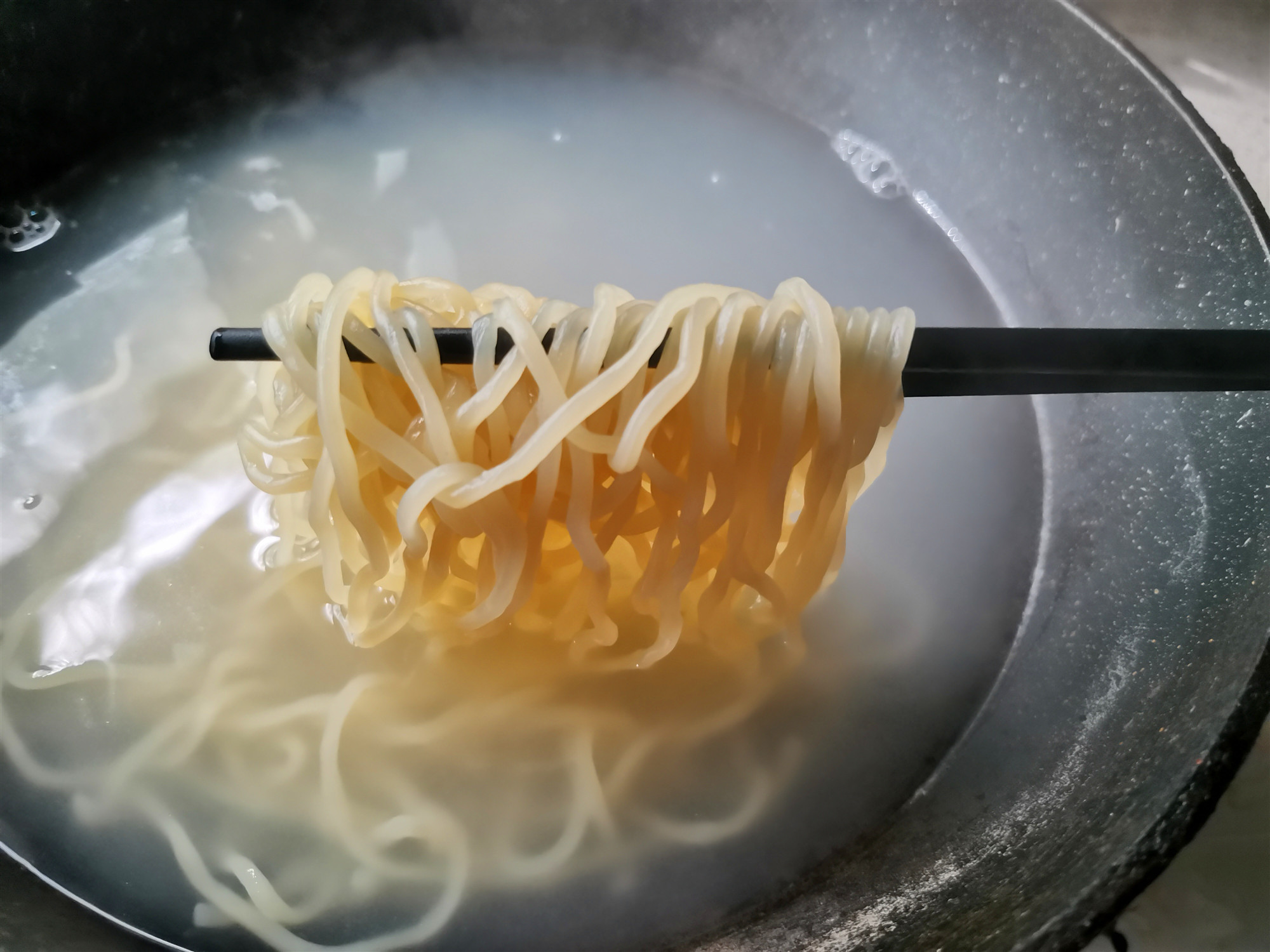 天熱就愛這樣吃麵條酸湯麵夏季這樣做開胃勁道吃不夠