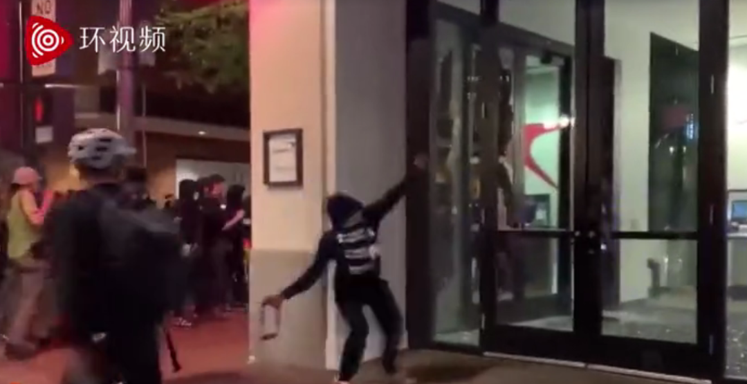 银行|砸银行、抢苹果店、砸LV店……示威活动蔓延全美33城,多城实施宵禁!