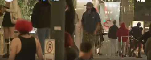 银行|砸银行、抢苹果店、砸LV店……示威活动蔓延全美33城,多城实施宵禁!