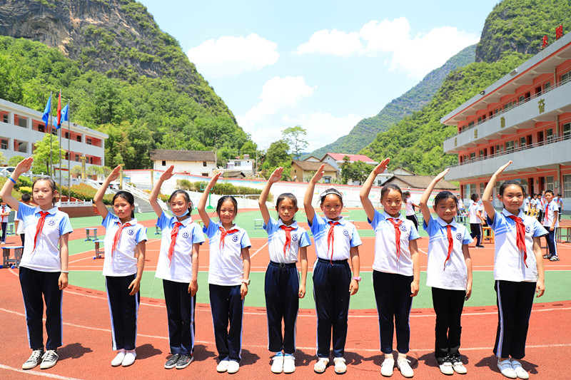 爱心连铸一群大朋友到镇安山区与小学生同庆六一儿童节