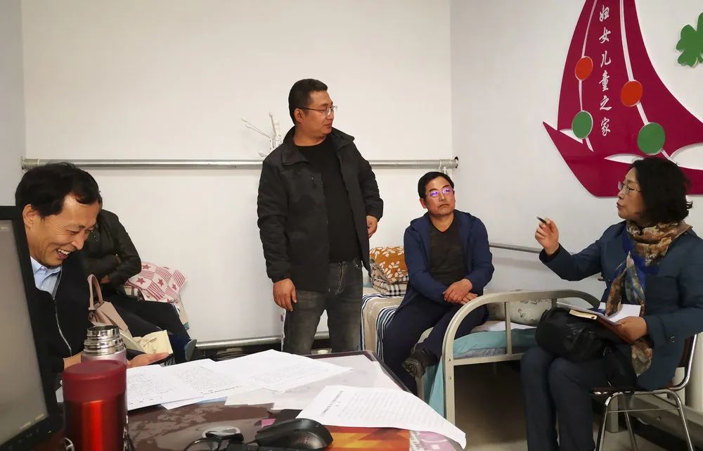 郭艳玲(右一)在乌兰察布市商都县七台镇喇嘛板村调研(5月11日摄).