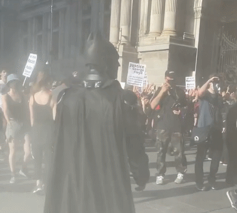 蝙蝠侠|蝙蝠侠出现在美国抗议现场，有哥谭市内味了