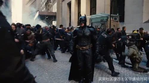 蝙蝠侠|蝙蝠侠出现在美国抗议现场，有哥谭市内味了