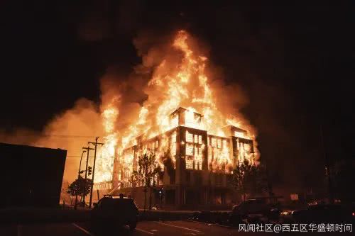 蝙蝠侠|蝙蝠侠出现在美国抗议现场，有哥谭市内味了