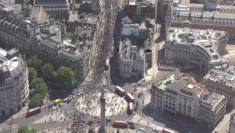 [美国时间]英国伦敦也爆发抗议，数千人游行至美国使馆！美国26城实施宵禁