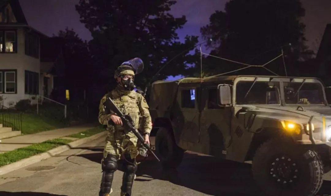 [美国时间]英国伦敦也爆发抗议，数千人游行至美国使馆！美国26城实施宵禁