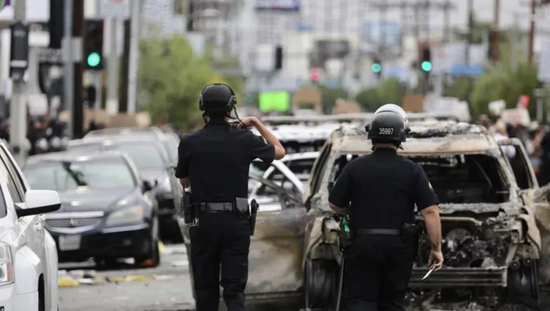 [美国时间]英国伦敦也爆发抗议，数千人游行至美国使馆！美国26城实施宵禁