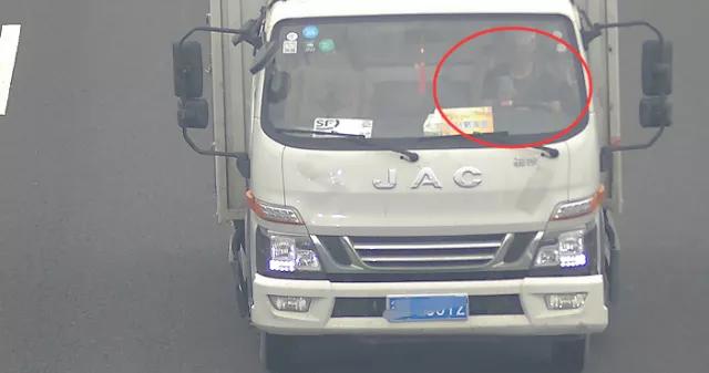 社会|惨痛！26岁男子殒命高速！6处监控都拍到他在做同一件事……