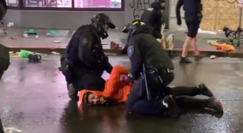 美国警察|又有美国警察用膝盖压示威者脖子 这次被同事一把拉开