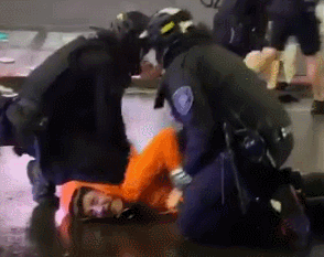 美国警察|又有美国警察用膝盖压示威者脖子 这次被同事一把拉开