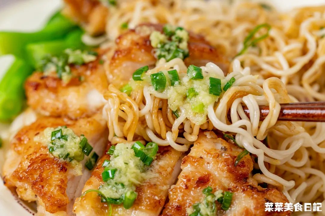 你们可以直接煮出前一丁,或者用姜葱汁来拌面,还能煎鸡扒来做便当菜