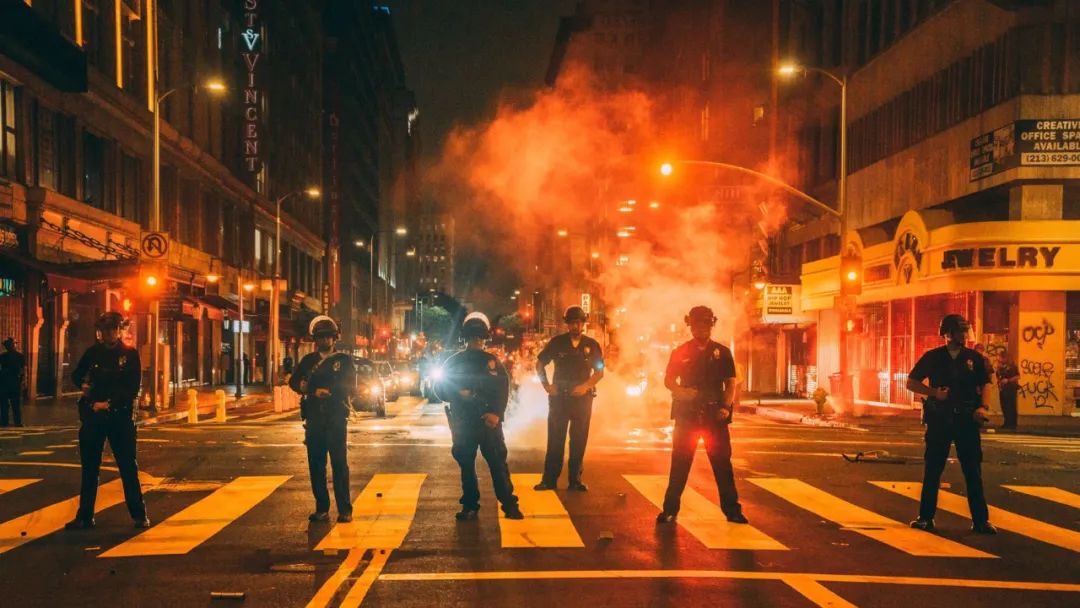 白宫|超40城宵禁，白宫被包围……美国终于有人想起疫情了！