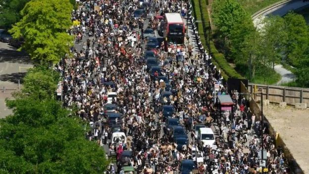 白宫|超40城宵禁，白宫被包围……美国终于有人想起疫情了！