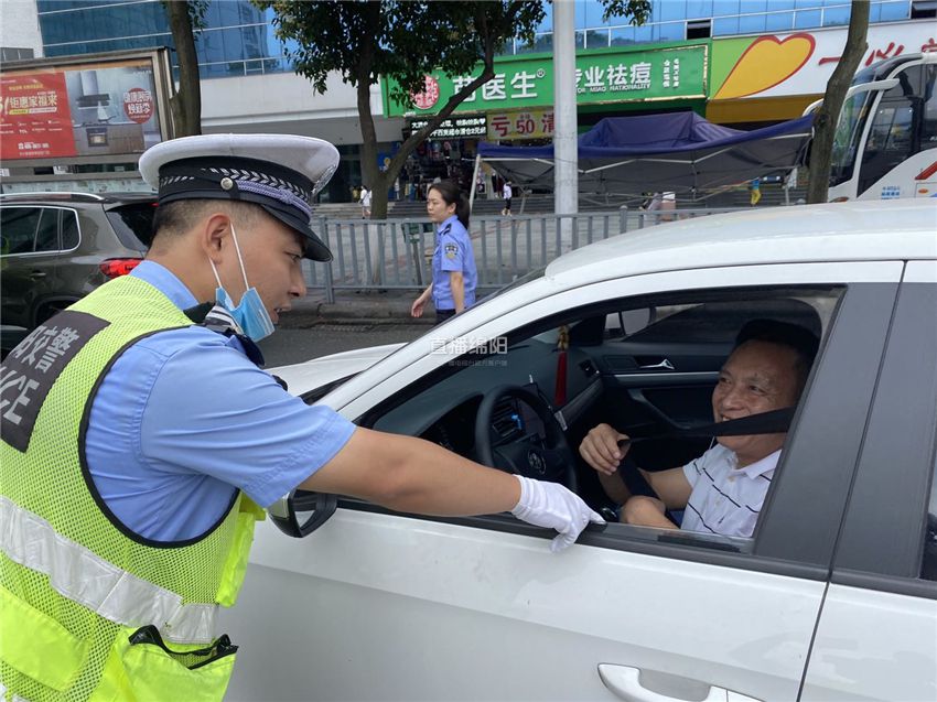 今起绵阳交警严查一盔一带不戴头盔不系安全带将遭处罚