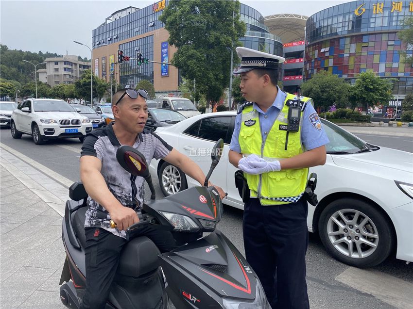 今起绵阳交警严查一盔一带不戴头盔不系安全带将遭处罚