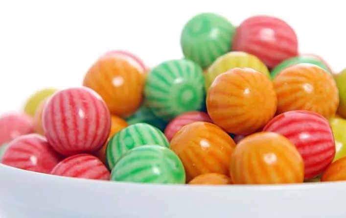 抽了什么卡,然后再把干脆面捏到半碎倒入调味粉,一手一把抓的放入嘴巴