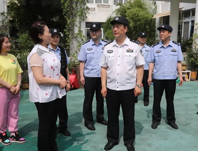 平安是最好的礼物徐敦虎同志开展六一节日走访活动