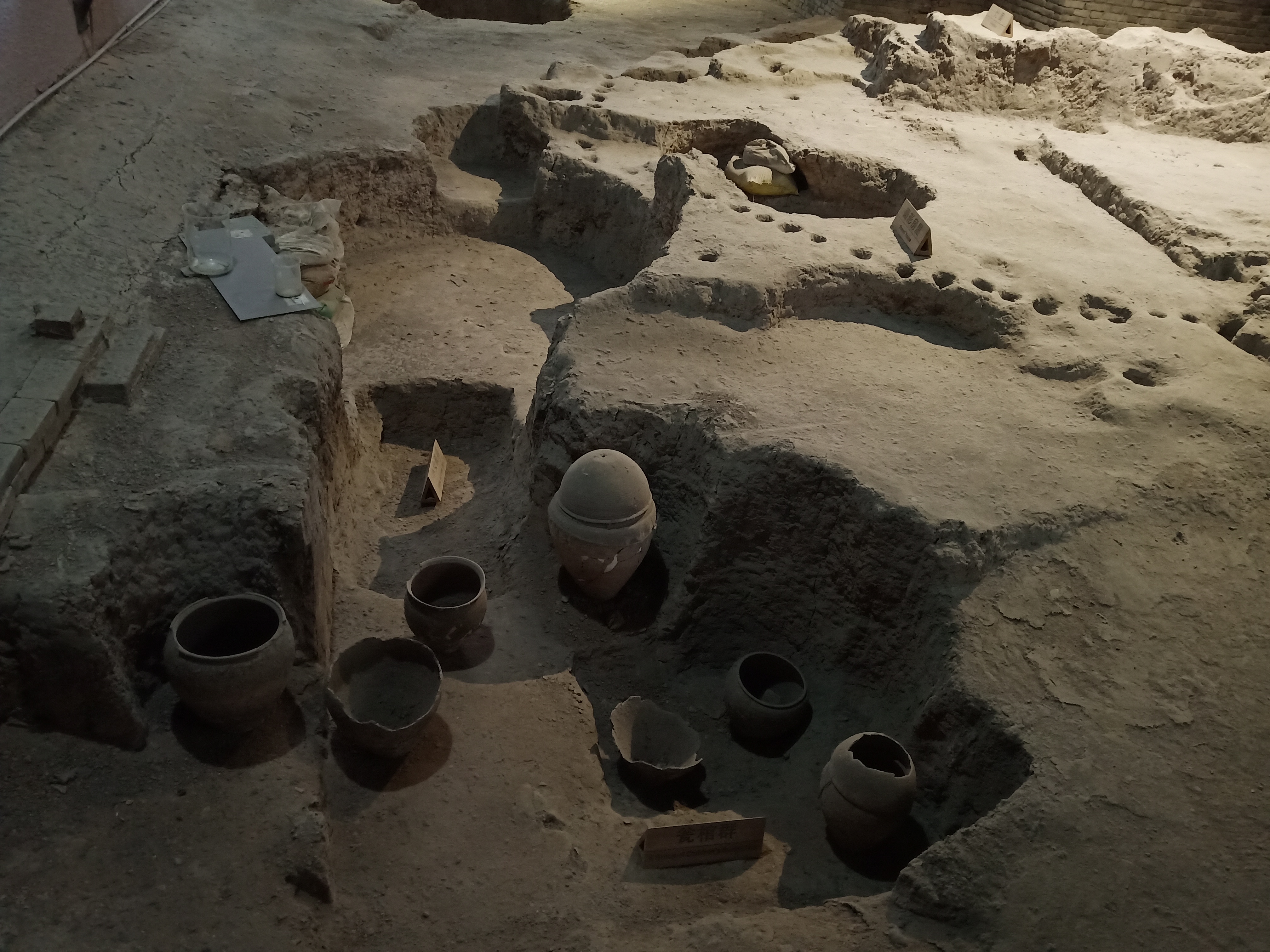 这里保存着一座6000多年前的村落遗址