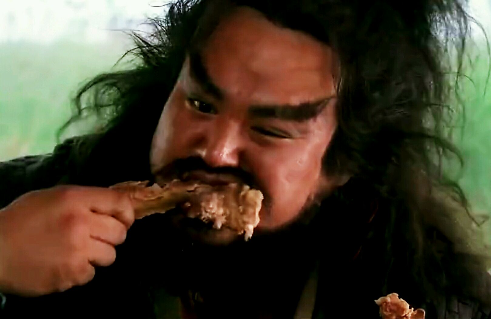 吃肉要吃得痛快,就像《水浒传》中黑旋风李逵那种吃法,叫可劲造,在他