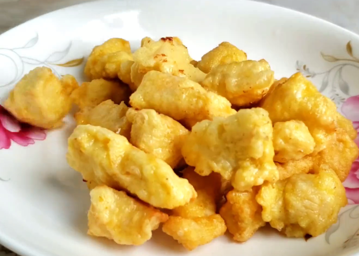 下面这个就是炸好的鸡丁形态,金黄的色泽是不是感觉很漂亮呢?