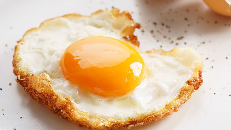 美食档口的煎鸡蛋,看似完整却很小,地摊老板说,这样煎1个变5个_人民号