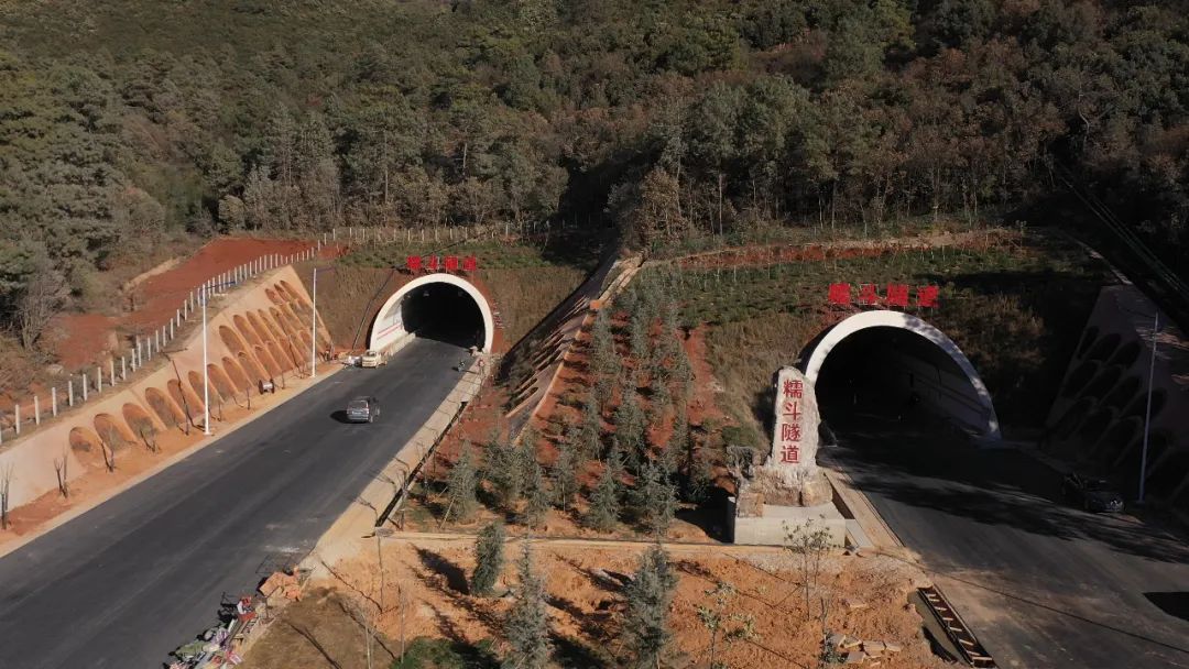 《云南省人民政府关于同意石林至泸西高速公路收取车辆通行费的批复》