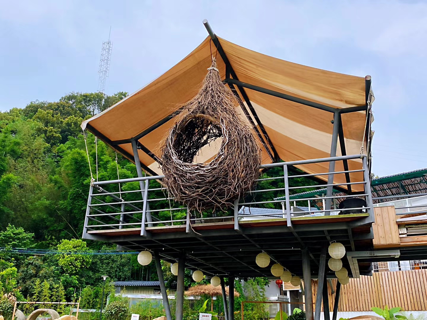 这是周边的稻田观光亭