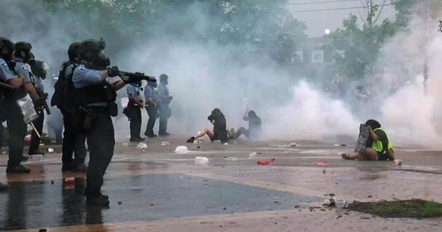 美国警察|乔丹为遭暴力执法致死黑人发声！美国70余城爆发抗议活动 美媒称特朗普曾躲进地堡一小时