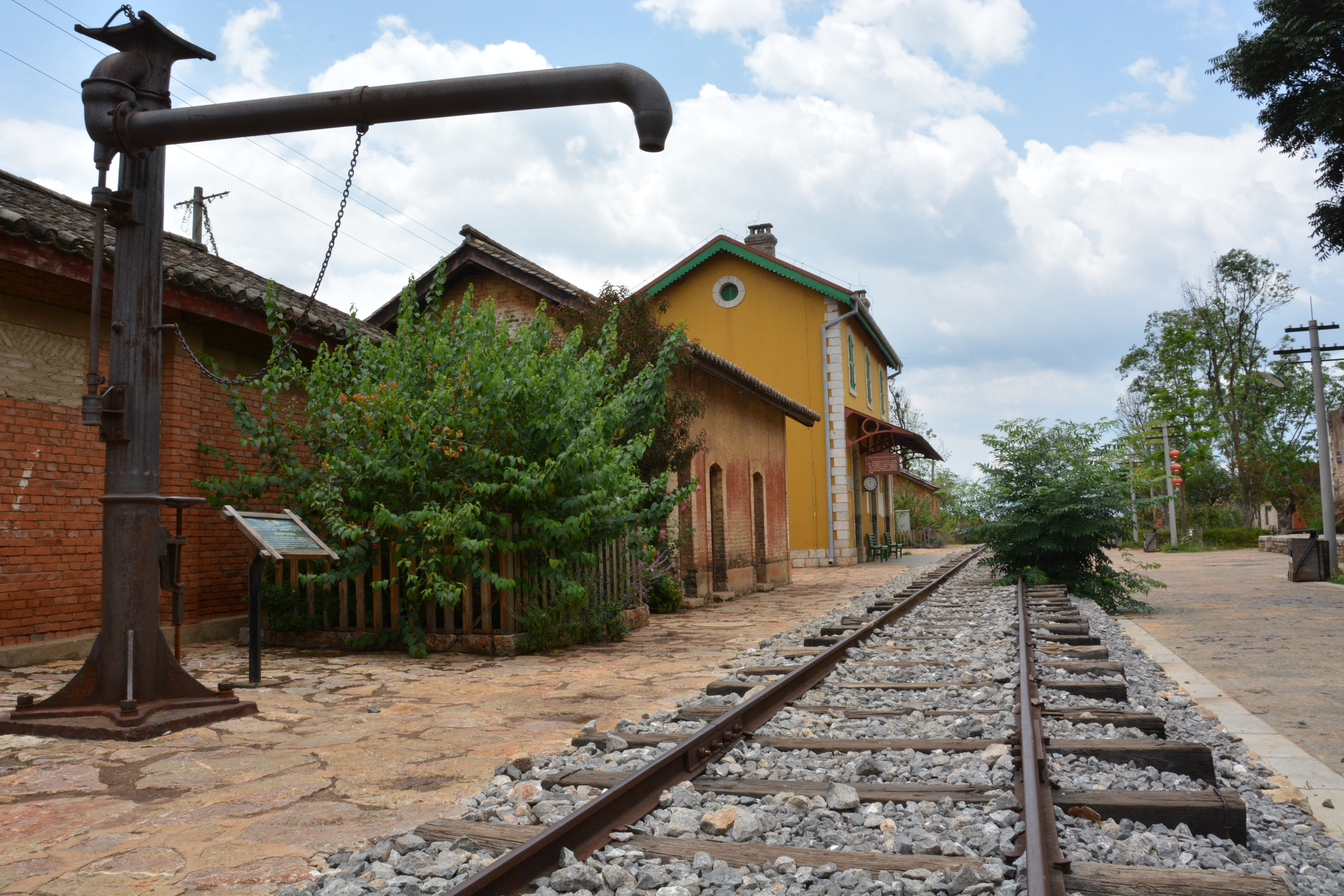 探访云南蒙自碧色寨解析前世今生芳华取景地游客络绎不绝