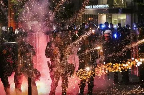 国际社会|美国一前警长在暴力抗议中遭枪杀：过程被直播 目击者称无人帮忙