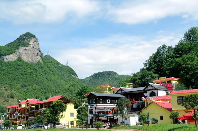 月照養生谷是具有濃郁山地小鎮風貌的旅遊區牂牁江風景名勝區充滿傳奇