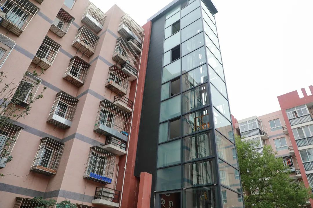 石景山这个小区的老楼增设电梯进入收尾阶段