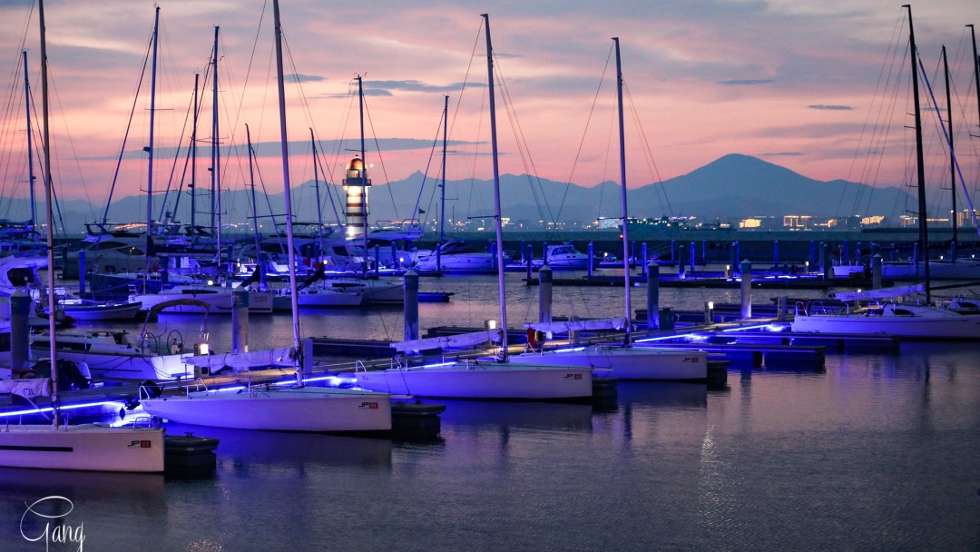 三亚这个帆船码头堪比圣托里尼是夜晚也有着爱琴海上神话的美景