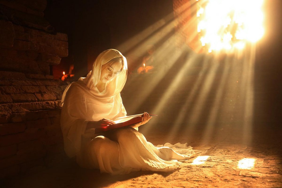 此时,人物靠近窗户,让丁达尔效应和人像完美结合