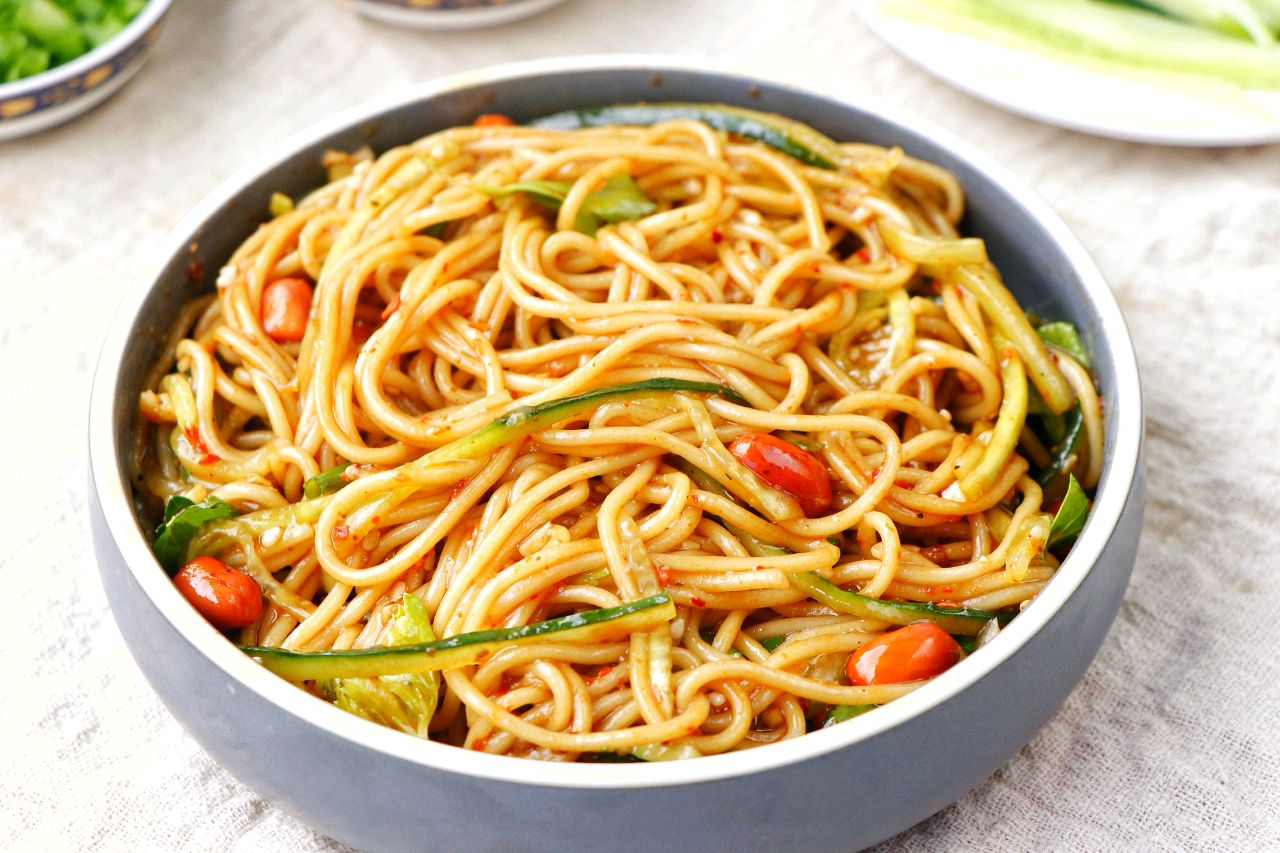 夏天最火凉拌面,调汁是关键!教你一个万能凉拌汁,想不好吃都难_人民号