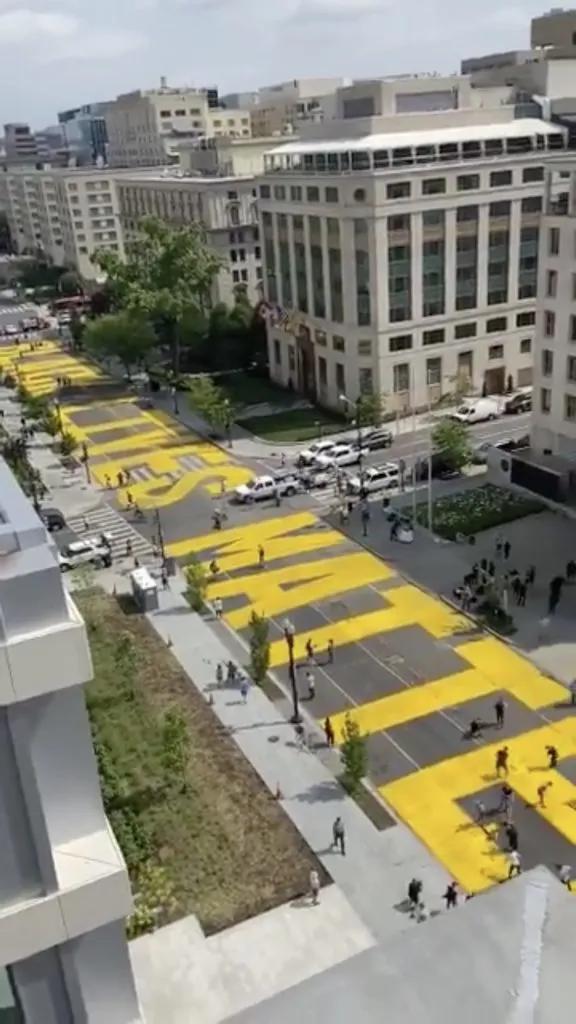 特朗普|通往白宫的大道被涂成这样,特朗普气得……