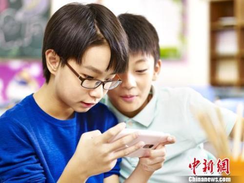 小康水平|数据显示：超八成高中生都是近视！你的眼睛就是被它毁掉的