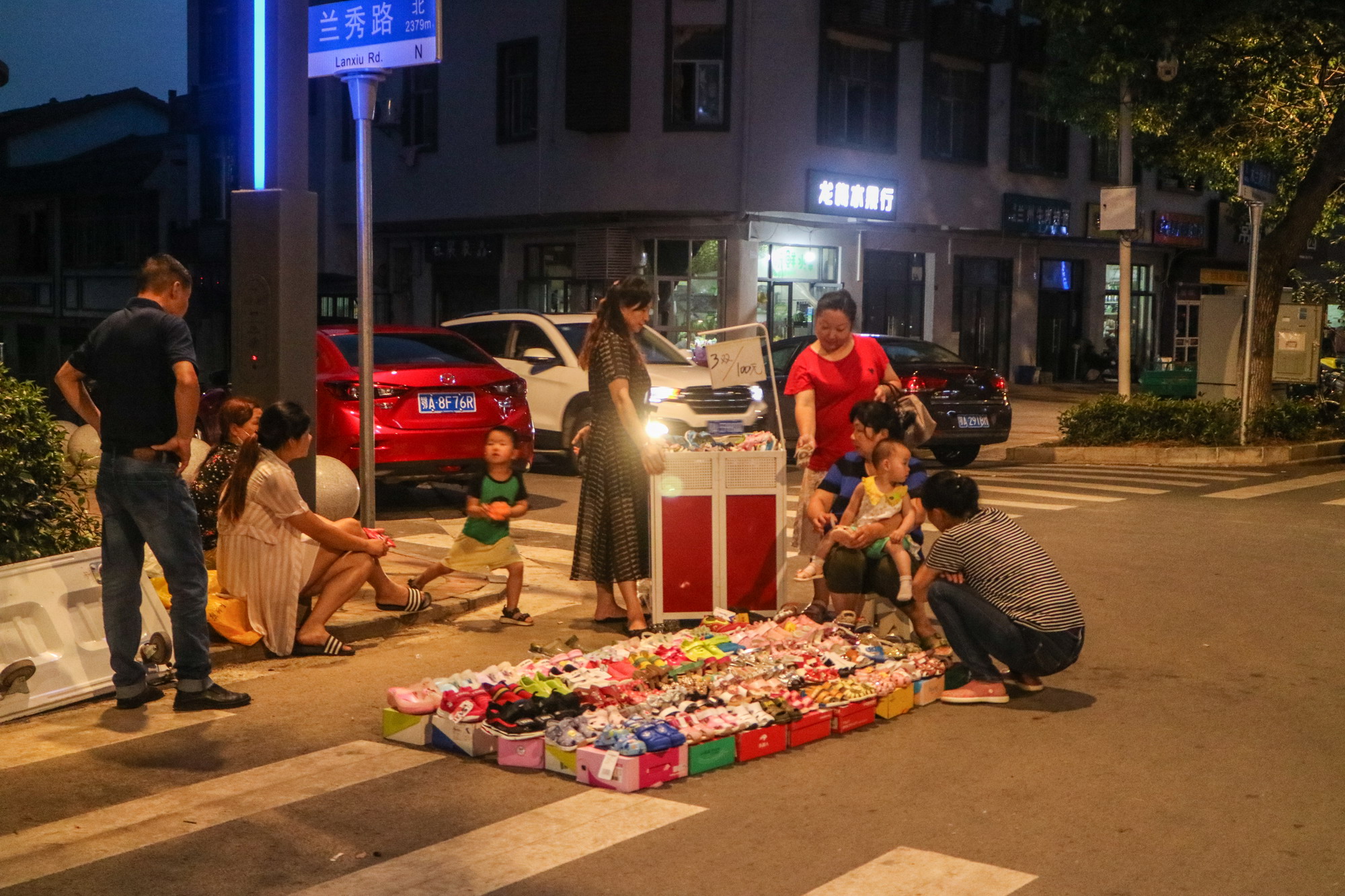 摆地摊摆出了木兰乡繁华夜市来看疫情后偏远乡镇人间烟火