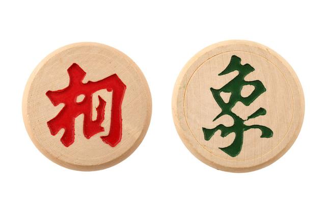 象棋棋子:象相卒(兵):行动虽慢,可谁曾见它退却一步,直至牺牲自己!