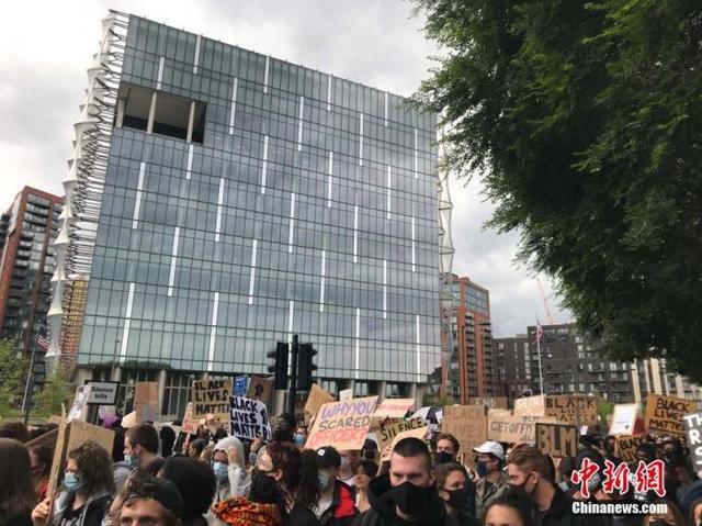 英国警察|英国示威者与警察发生冲突 约翰逊称将追究袭击者责任