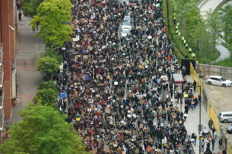 美国警察|美国抗议人数创纪录的同时，新冠确诊人数也破200万了……