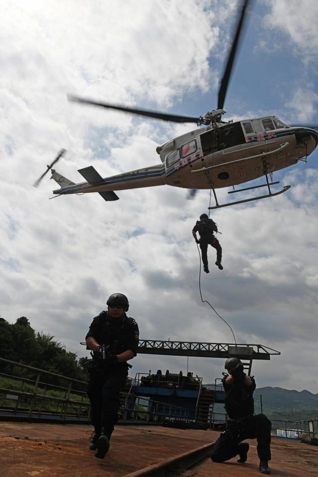 特警從天而降蛙人隱蔽出擊重慶警方開展水上實戰大練兵