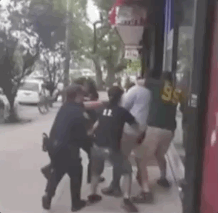 国际社会|“跪杀”黑人的前警察出庭