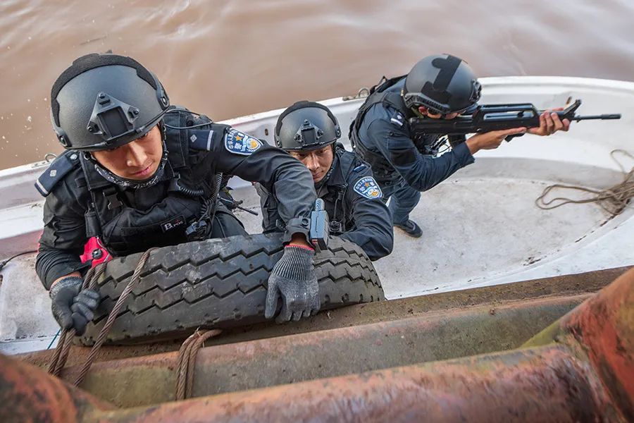 全警实战大练兵突出实战实用实效水陆空一体化作战重庆警方开展水上