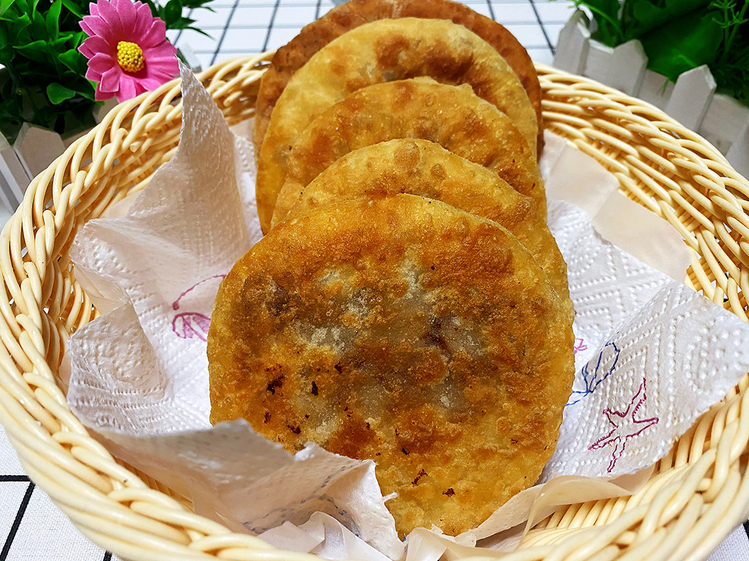 肉盒是豫东,皖北等地有名的传统小吃,以猪肉粉条作