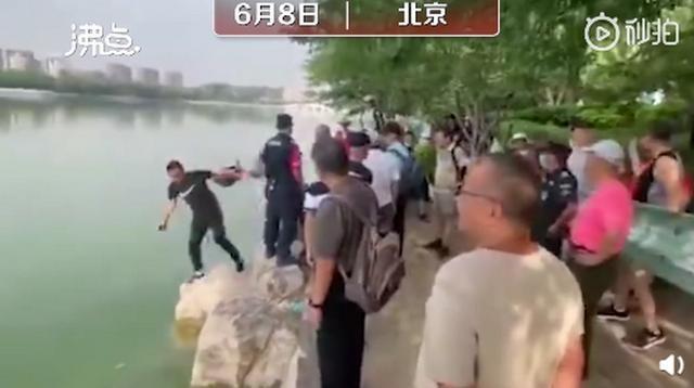 玉渊潭公园|工作人员劝阻游客反被推下水 围观者竟鼓掌欢呼 玉渊潭回应称肇事老人趁乱跑了 网友：坏人变老了